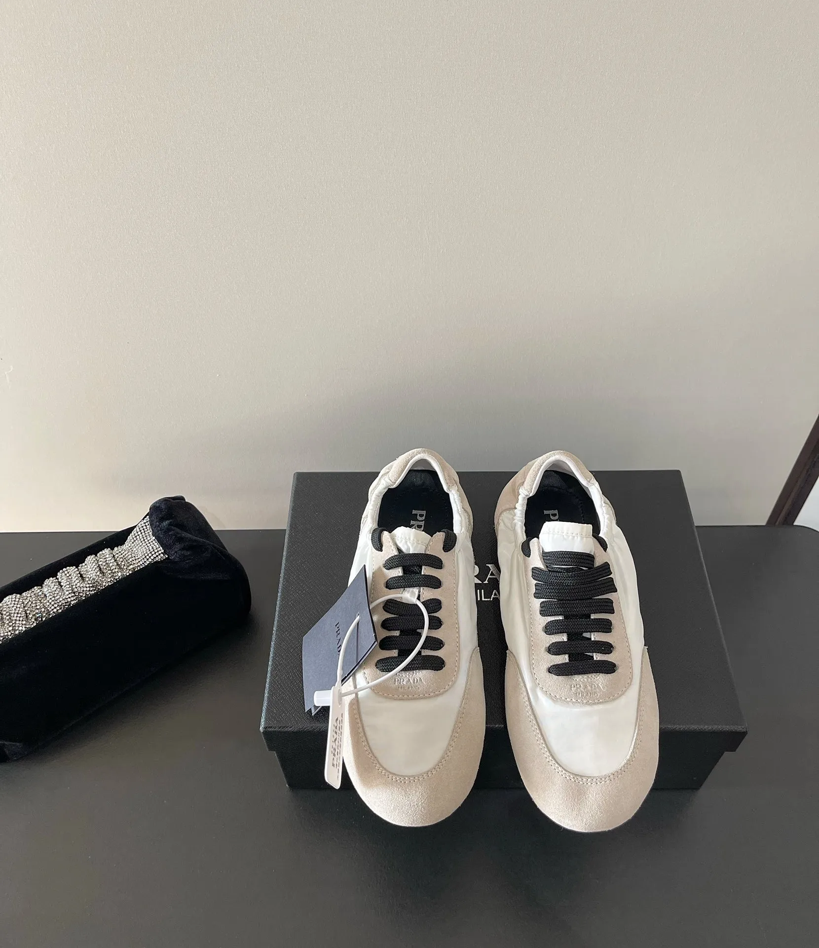 👟👟Ex-factory price 540👟👟 PRADA multi-color comfortable new Dexun ballet shoes in early spring🥂 The original top-quality replica is sold simultaneously at the counter. The fabric is made of specially imported fabrics mixed with Beijing leather. The whole pair of shoes has a very high texture. The lining is cowhide and the original imported rubber sole. The style is simple and fashionable, and the upper feet are very delicate! Color: 11 colors Heel height: flat Size: 35-41 (40 to 41 customized, non-refundable)
